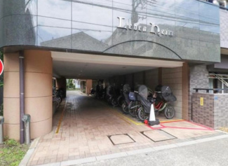 【その他共用部分】 | 屋根付きの駐輪場となっていますので、雨の日でも大切な自転車が濡れずに済みます。