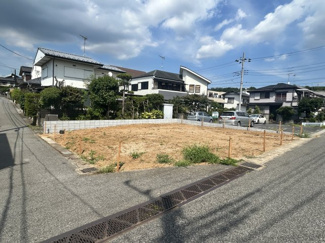 【前面道路含む現地写真】 | 忙しく過ぎゆく日常を置き去るほど、ゆったりした時間が流れる住環境♪♪『快適』は「家」と「街」と「環境」が調和した時に訪れるだと改めて感じさせてくれます。時間の経過と共に味わいが出る素敵な空間へ！！