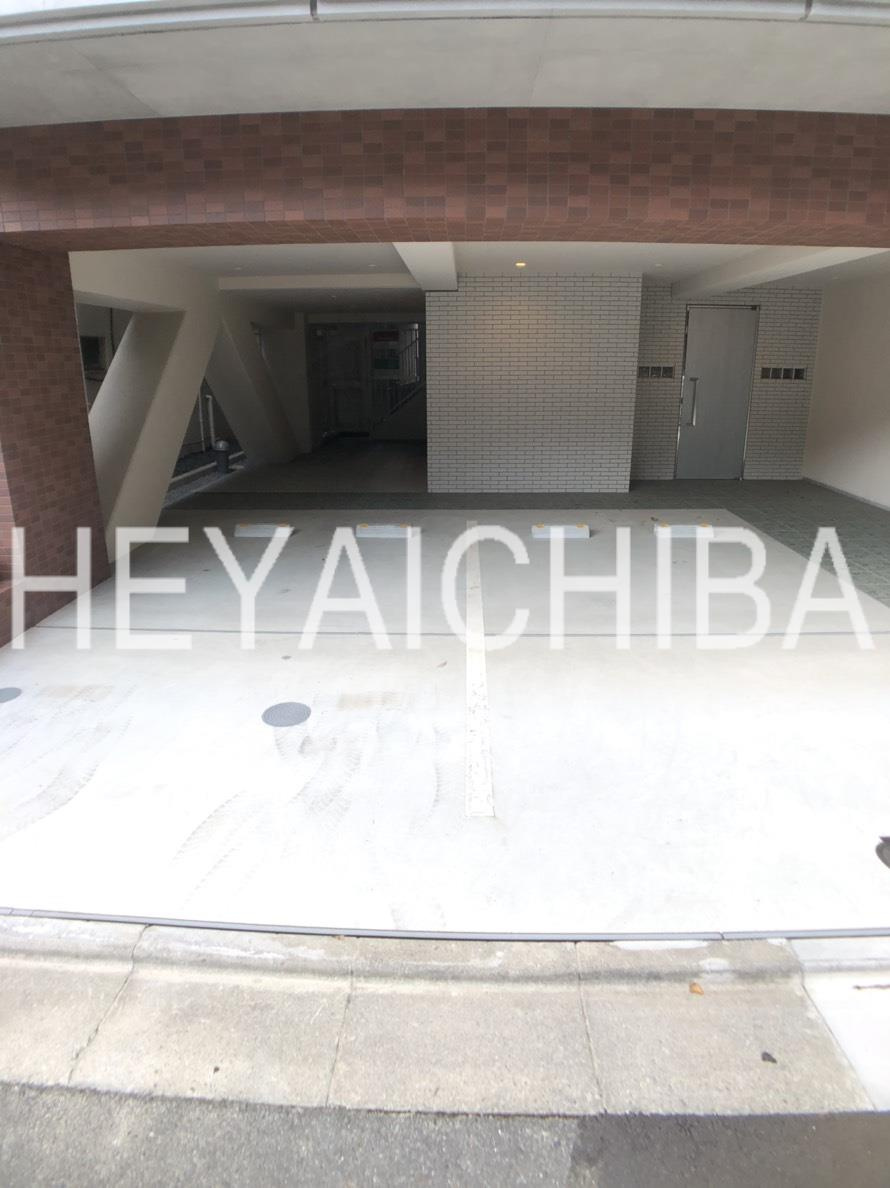 キャトル　セゾンの駐車場