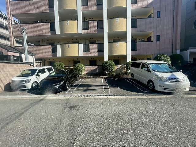 アールメゾンアワジの駐車場