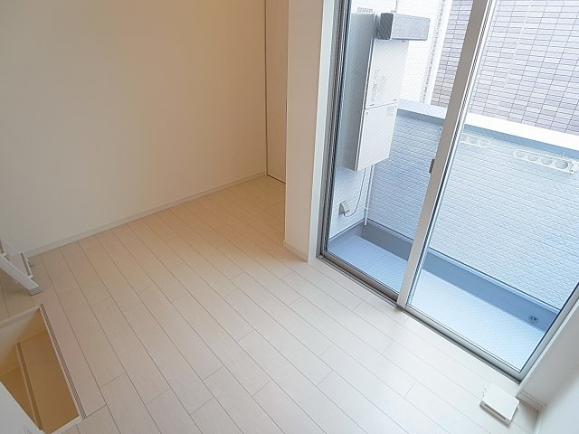 アクア東山の居間・リビング|閑静な住環境の東山、市場も近く便利