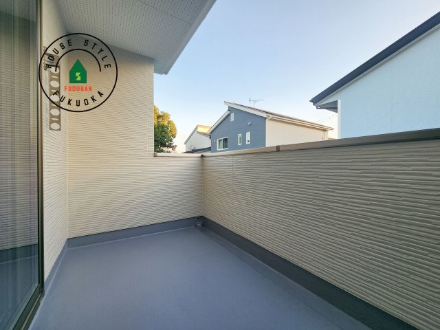 糟屋郡篠栗町和田3丁目第2-2棟（1号棟）のバルコニー|風をしっかりと感じられるバルコニーでは、毎日が洗濯日和です。広々としているので洗濯も楽しくなるでしょうし、気分転換にバルコニーからの眺めを楽しむのもいいでしょう。