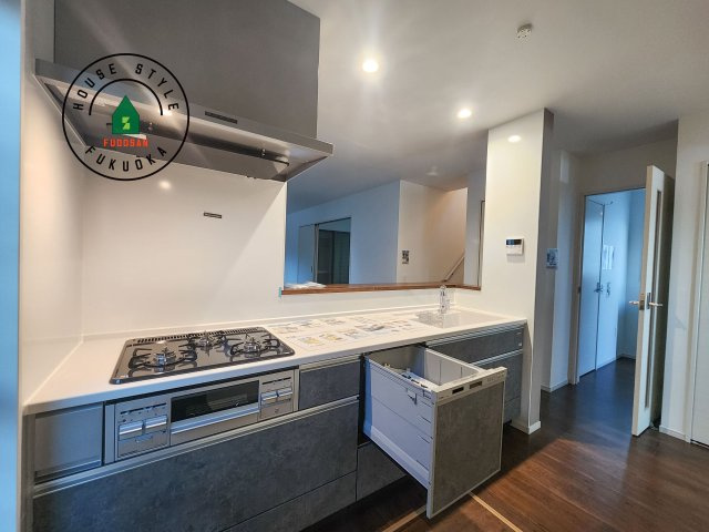 糟屋郡篠栗町和田3丁目第2-2棟（1号棟）のキッチン|ダイニングテーブルへの配膳がラクラク、お料理はかどるカウンター付きシステムキッチン！