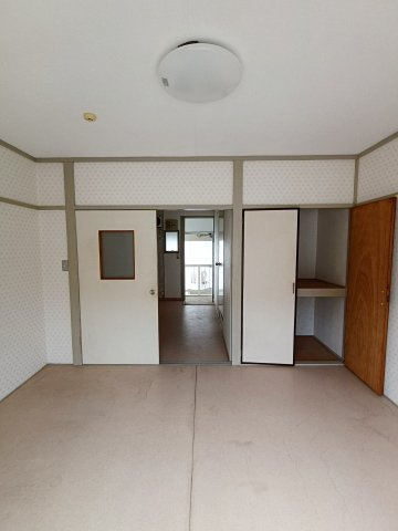 千葉市花見川区浪花町のアパートの居間・リビング