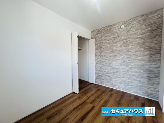 【今すぐご案内可能】知多郡東浦町大字緒川 全5棟 の洋室|家族一人ひとりの大切なプライベート空間。趣味に合わせて使って頂けるようシンプルに仕上げてあります。暮らし心地を大きく左右する収納を、適材適所に配置し使い勝手を考慮しました。　