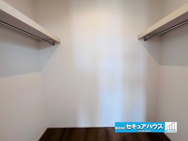 【今すぐご案内可能】知多郡東浦町大字緒川 全5棟 の収納|ウォークインクローゼットのある住まいで収納上手な生活を実現！衣類だけでなく、箱物や思い出の品もたっぷり収納できますので、整理整頓もスムーズに。居室空間をより広々と使えます！