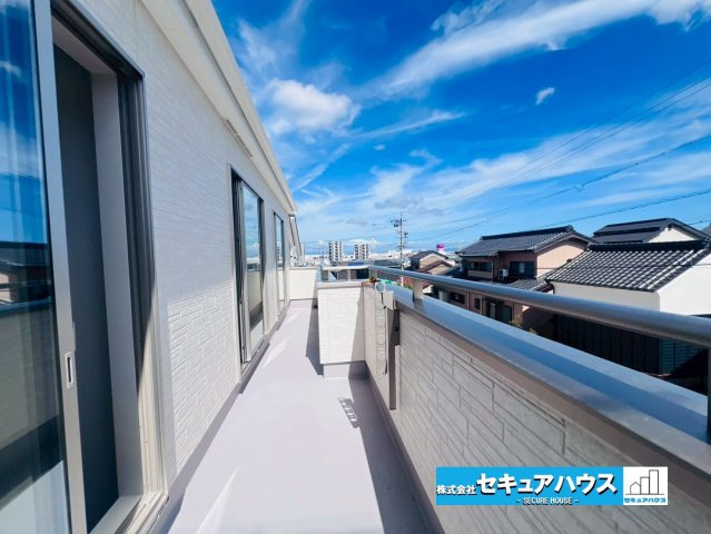 【今すぐご案内可能】知多郡東浦町大字緒川 全5棟 のバルコニー|【バルコニー】
◆見晴らしもよく、太陽の温かな温もりをめいっぱい受け止めてくれます。
太陽の光と爽やかな風を受けたお洗濯物はあっという間に乾き、取りこむ時には太陽の匂いを感じられそうですね。　　