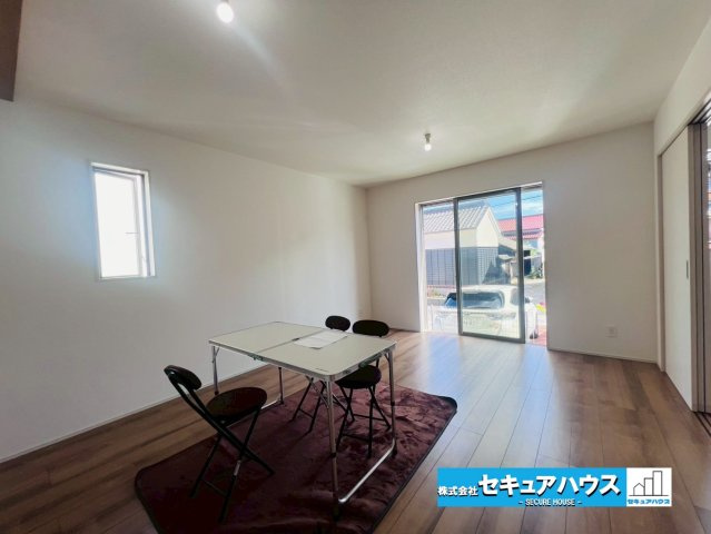 【今すぐご案内可能】知多郡東浦町大字緒川 全5棟 の居間・リビング|事前予約にて現地ご見学いただけます！お気軽にお問い合わせください♪
■株式会社　セキュアハウス■
住宅ローンに強く、知識、経験豊富なスタッフ在籍
お客様に寄り添い、ご成約後もサポート致します。