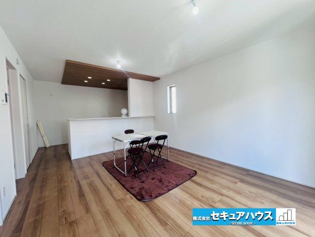 【今すぐご案内可能】知多郡東浦町大字緒川 全5棟 の居間・リビング|【LDK】
◆家族揃ってリビングで過ごすお休みの日が、楽しみになる場所となることでしょう。
対面式のオープンキッチンは、家事をしながら家族の様子が一目でわかる安心＆便利設備♪