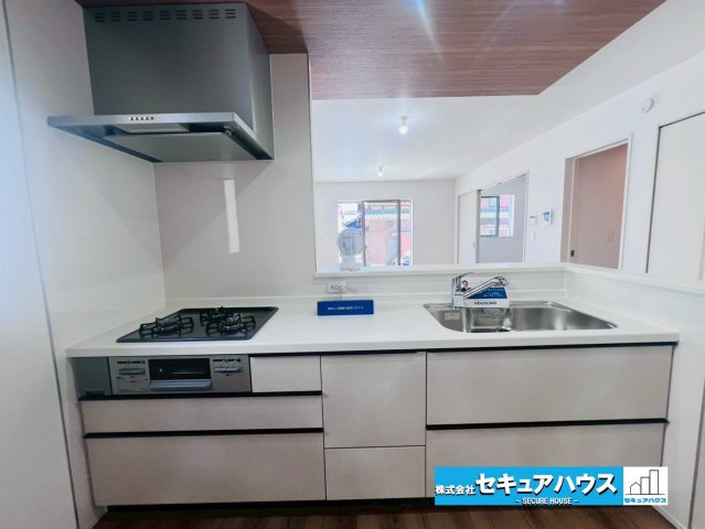 【今すぐご案内可能】知多郡東浦町大字緒川 全5棟 のキッチン|広々キッチンスペース
同時にたくさんの料理が調理できる。「焼く・蒸す・煮る」の工程を同時進行で進めることができるので、料理を素早く作ることができます。育児でバタバタ忙しいママに嬉しい♪