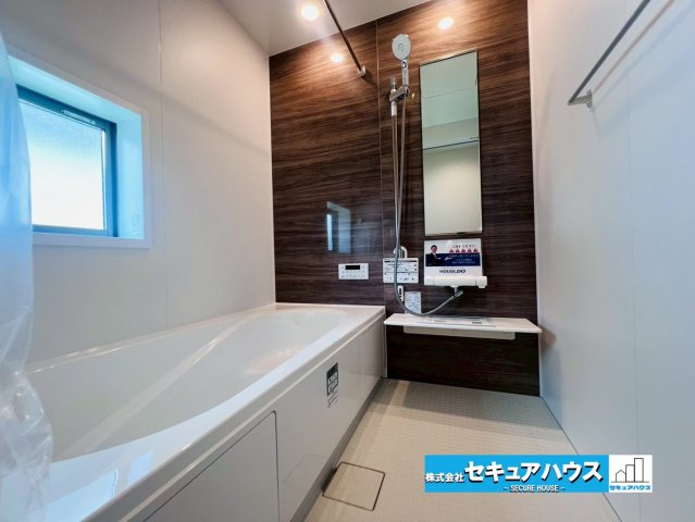 【今すぐご案内可能】知多郡東浦町大字緒川 全5棟 の浴室|【浴室】
◆アクセントパネルで落ち着きのある雰囲気を演出します。毎日の疲れを癒やすバスタイムをお楽しみ下さい！
窓付きで、カビの繁殖を抑える効果があります。また、空間を明るく広く見せる効果もあります。