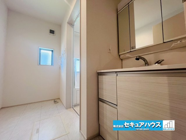 【今すぐご案内可能】知多郡東浦町大字緒川 全5棟 の独立洗面台|【独立洗面化粧台】
良く通勤通学に向かえそうですね！鏡の裏にはたっぷりと収納スペースを標準装備！
◆電源を付属しているのでドライヤーなど利用できます。