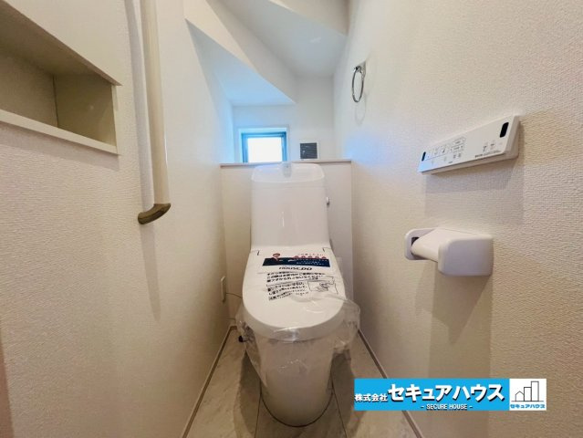 【今すぐご案内可能】知多郡東浦町大字緒川 全5棟 のトイレ|【高機能トイレ】
◆高機能トイレの多くは便器のフタの開閉が自動であり、使用後に手動で水を流す面倒もなく非常に便利です。スタイリッシュな見た目で、お掃除しやすく、節水効果が高いです。