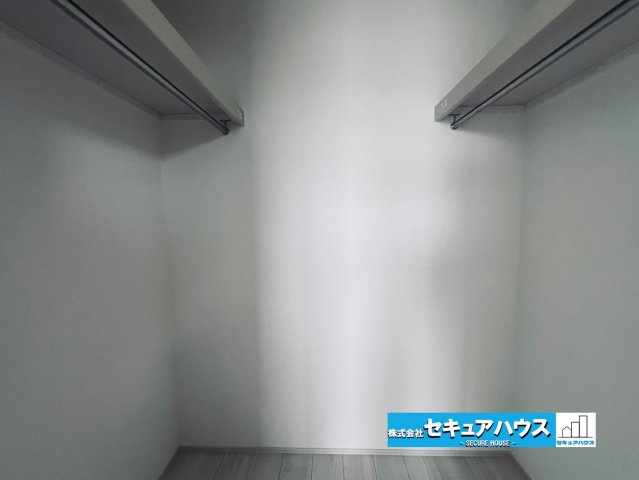 【今すぐご案内可能】知多郡東浦町大字緒川 全5棟 4号棟（月々70,000円台～）の収納|ウォークインクローゼットのある住まいで収納上手な生活を実現！衣類だけでなく、箱物や思い出の品もたっぷり収納できますので、整理整頓もスムーズに。居室空間をより広々と使えます！