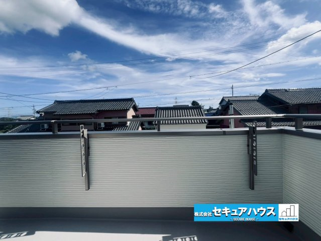 【今すぐご案内可能】知多郡東浦町大字緒川 全5棟 4号棟（月々70,000円台～）のバルコニー|【バルコニー】
◆見晴らしもよく、太陽の温かな温もりをめいっぱい受け止めてくれます。
太陽の光と爽やかな風を受けたお洗濯物はあっという間に乾き、取りこむ時には太陽の匂いを感じられそうですね。　　