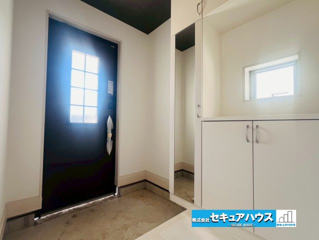 【今すぐご案内可能】知多郡東浦町大字緒川 全5棟 4号棟（月々70,000円台～）の玄関|【玄関】
◆光が差し込み明るいです。気分も晴れやかになりますね。
◆玄関には、収納力のあるシューズボックスがございます。玄関まわりがすっきり片付きます。　