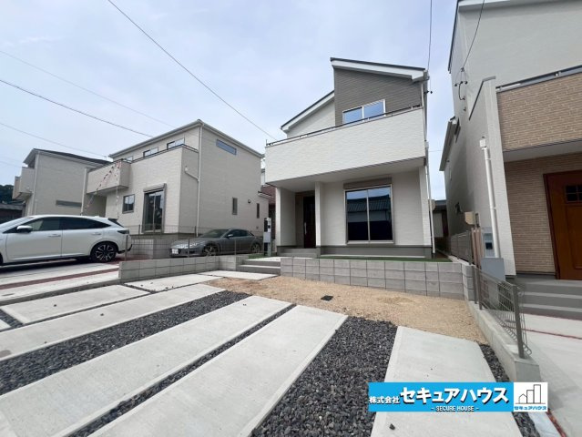 【今すぐご案内可能】知多郡東浦町大字緒川 全5棟 4号棟（月々70,000円台～）の駐車場|前面道路は閑静な住宅地をはしる車通りの少ない道路。お車の出し入れが苦手なママや小さなお子様にも安心ですね。しっかり舗装もされているので、ベビーカーや自転車で通っても快適に通行できます。