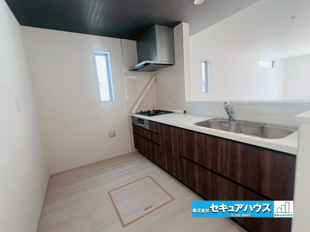 【今すぐご案内可能】知多郡東浦町大字緒川 全5棟 4号棟（月々70,000円台～）のキッチン|事前予約にて現地ご見学いただけます！お気軽にお問い合わせください♪
■株式会社　セキュアハウス■
住宅ローンに強く、知識、経験豊富なスタッフ在籍
お客様に寄り添い、ご成約後もサポート致します。