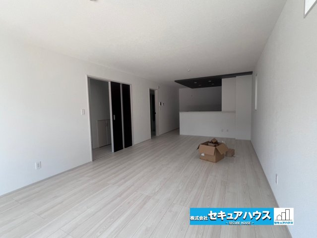 【今すぐご案内可能】知多郡東浦町大字緒川 全5棟 4号棟（月々70,000円台～）の居間・リビング|【LDK】
◆家族揃ってリビングで過ごすお休みの日が、楽しみになる場所となることでしょう。
対面式のオープンキッチンは、家事をしながら家族の様子が一目でわかる安心＆便利設備♪