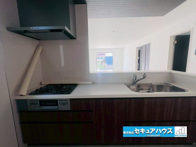 【今すぐご案内可能】知多郡東浦町大字緒川 全5棟 4号棟（月々70,000円台～）のキッチン|【広々キッチンスペース】
同時にたくさんの料理が調理できる。「焼く・蒸す・煮る」の工程を同時進行で進めることができるので、料理を素早く作ることができます。育児でバタバタ忙しいママに嬉しい♪