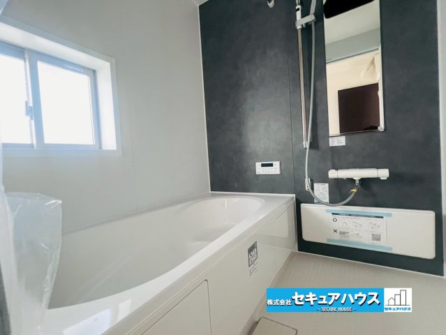 【今すぐご案内可能】知多郡東浦町大字緒川 全5棟 4号棟（月々70,000円台～）の浴室|【浴室】
◆アクセントパネルで落ち着きのある雰囲気を演出します。毎日の疲れを癒やすバスタイムをお楽しみ下さい！
窓付きで、カビの繁殖を抑える効果があります。また、空間を明るく広く見せる効果もあります。