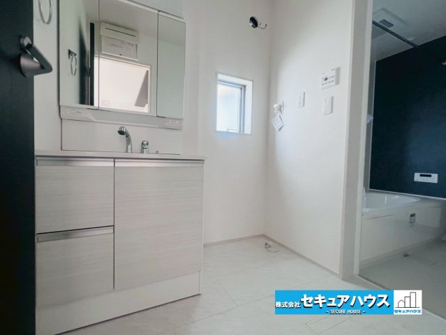 【今すぐご案内可能】知多郡東浦町大字緒川 全5棟 4号棟（月々70,000円台～）の独立洗面台|【独立洗面化粧台】
良く通勤通学に向かえそうですね！鏡の裏にはたっぷりと収納スペースを標準装備！
◆電源を付属しているのでドライヤーなど利用できます。