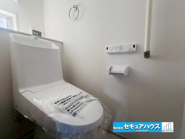 【今すぐご案内可能】知多郡東浦町大字緒川 全5棟 4号棟（月々70,000円台～）のトイレ|【高機能トイレ】
◆高機能トイレの多くは便器のフタの開閉が自動であり、使用後に手動で水を流す面倒もなく非常に便利です。スタイリッシュな見た目で、お掃除しやすく、節水効果が高いです。