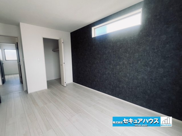 【今すぐご案内可能】知多郡東浦町大字緒川 全5棟 4号棟（月々70,000円台～）の洋室|広々とした居住空間は日々の暮らしを彩り、心のやすらぎと満足感を与えてくれます。通風と採光を考慮した設計は子供たちはのびのび育ち、家族でくつろぎと団らんを生み出します。