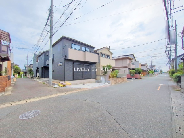 越谷市大字上間久里 新築分譲住宅の前面道路含む現地写真