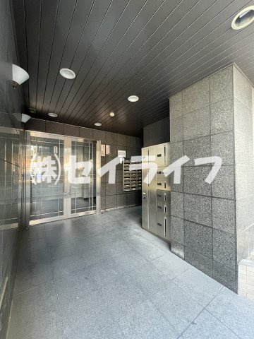グランドオーク高井田のエントランス