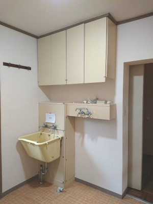 【内装】 | 西千葉戸建貸家 | 洗濯機置場の脇にはスロップシンクもあります。お子様の泥汚れの予洗いもラクラクです！