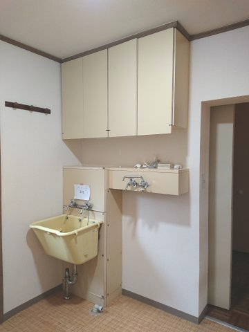 【内装】 | 西千葉戸建貸家 | 洗濯機置場の脇にはスロップシンクもあります。お子様の泥汚れの予洗いもラクラクです！