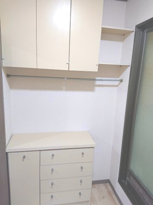 【洗面所】 | 西千葉戸建貸家 | 洗面所も収納充実！バーも付いているのが嬉しいですね。