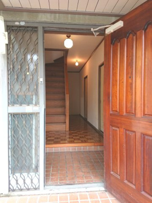 【玄関】 | 西千葉戸建貸家 | 玄関ホールもゆったりとしています！