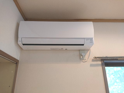 【内装】 | 西千葉戸建貸家 | リビング・和室・2階洋室（15.2帖）にエアコン新設済み！（残置物となります）