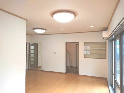 【居間・リビング】 | 西千葉戸建貸家 | 15.2帖の落ち着いた色調のリビング