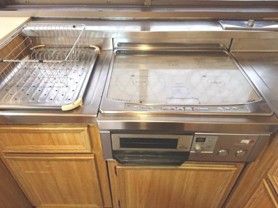 【キッチン】 | 西千葉戸建貸家 | 重厚感のあるキッチンにはIHヒーター・グリル付き。