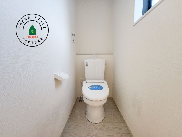 糟屋郡篠栗町和田3丁目第2-2棟（2号棟）のトイレ|温水洗浄便座を完備しております。2ヶ所にトイレがあるのは朝の慌ただしい時間も安心です。