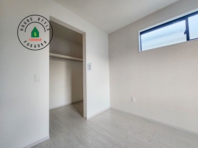 糟屋郡篠栗町和田3丁目第2-2棟（2号棟）の収納|洋服や大きな荷物が多い方や人数の多いご家族などは、一般的なクローゼットよりもウォークインクローゼットのほうが使い勝手が良いです。