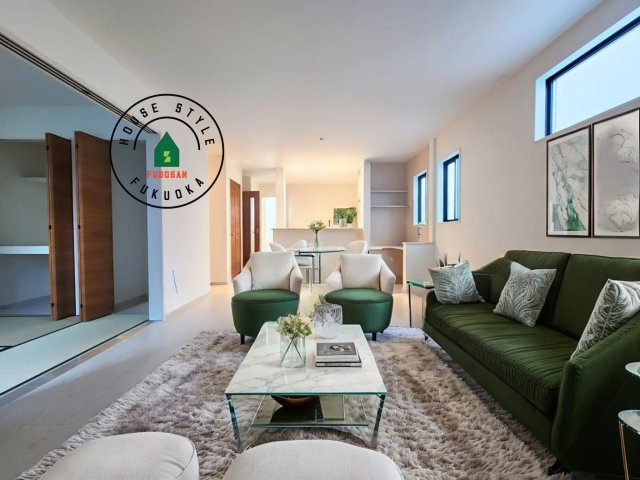 糟屋郡篠栗町和田3丁目第2-2棟（2号棟）の居間・リビング|明るく開放的なリビングダイニングは豊かな陽光が注ぎ込み、やすらぎの空間を演出してくれます。ご家族で楽しいひとときをお過ごし下さい。※家具はCGを合成したものです。