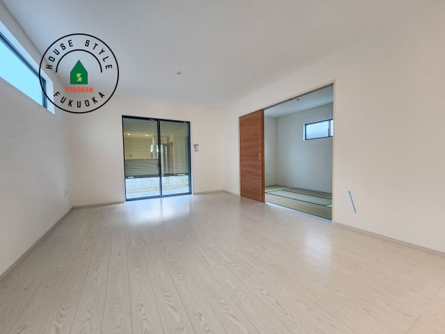 糟屋郡篠栗町和田3丁目第2-2棟（2号棟）の居間・リビング|ご家族を近くに感じられる対面キッチンのLDK。会話もはずみそうですね。