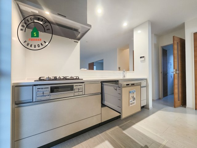 糟屋郡篠栗町和田3丁目第2-2棟（2号棟）のキッチン|ダイニングテーブルへの配膳がラクラク、お料理はかどるカウンター付きシステムキッチン！