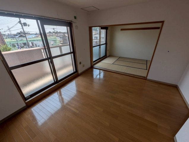 サンバレイ緑地A棟の居間・リビング