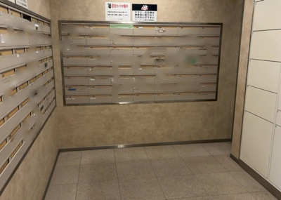 【設備】 | グリーンティエラ星が丘 | エントランス付近に設置されている集合ポストは、住んでいる部屋と離れているため、ポストをあさるなど誰かに何かされていても被害に気づきにくいです。入居する時には他人に特定されにくい番号で鍵をかけましょう！