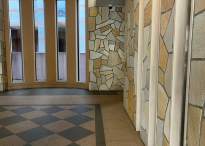 【ロビー】 | グリーンティエラ星が丘 | ロビーというと、エントランスと何がちがうの？と思いますよね。実はロビーとエントランスには明確な決まりはありません。物件によっては、エントランスを入って広がるある程度の広さのある空間がロビーとなります。