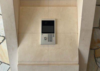 【防犯設備】 | グリーンティエラ星が丘 | 当然のことではありますが、オートロックやセンサーライト、ホームセキュリティーなどの防犯設備があれば、小さいお子様がいるご家庭も安心ですよね！まず物件購入の際は、防犯設備もチェックするようにしましょう。