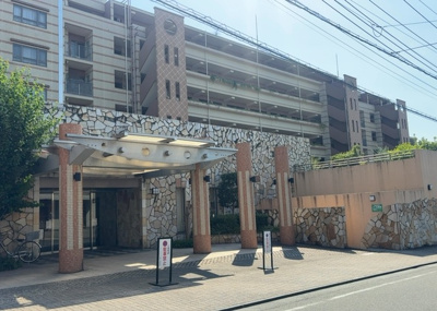 【現況写真】 | グリーンティエラ星が丘 | 道幅が広い場所は日当たりや風通が良好です。幅が広いのですれ違いも可能ですし大きな車でも駐車可能！一方で、大型車が通ることも多くなるため交通量の増加により騒音に繋がります。また土地の値段が高くなります。