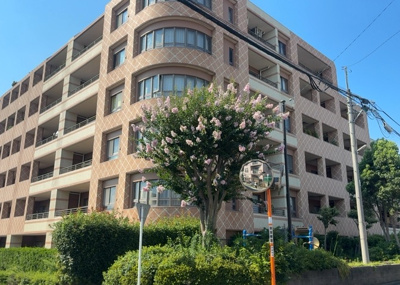 【構造・工法・仕様】 | グリーンティエラ星が丘 | ＳＲＣ造は強度や耐震性の面でもRC造と比べて優れています。そのため、10階建以上の高層または超高層マンションなどの建築にも多く採用されています。柱や梁などのサイズが小さくても高い耐震性を確保できます。