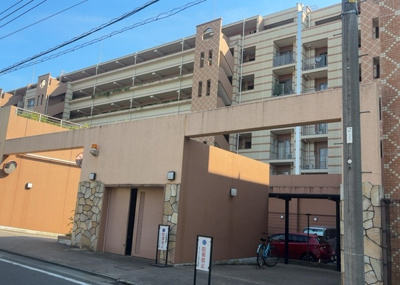 【玄関】 | グリーンティエラ星が丘 | 玄関は家の顔でもあり、家族以外の目にも止まる場所です。玄関は外との間を仕切る扉、靴などをしまっておく収納スペース、靴脱ぎのたたきスペース、来客とのやり取りをするドアホンなど複数のアイテムからなります。