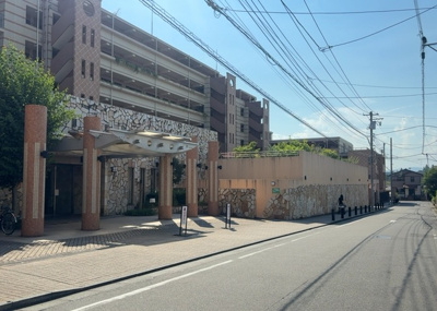 【外観】 | グリーンティエラ星が丘 | 外観はマンション管理がされているかの目安になります。築年数が古いと、壁面は劣化してひび割れが生じることも！建物が古びていても細かいところが修繕されていると、きちんと管理されているなぁと感じるでしょう。